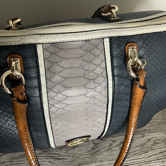 GUESS Satchel Handbag - Picture 9 of 11